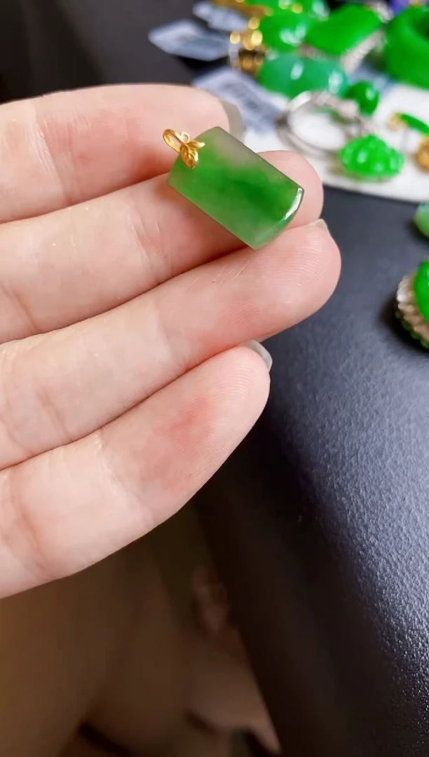 颈饰18K金镶嵌翡翠小*仔无事牌