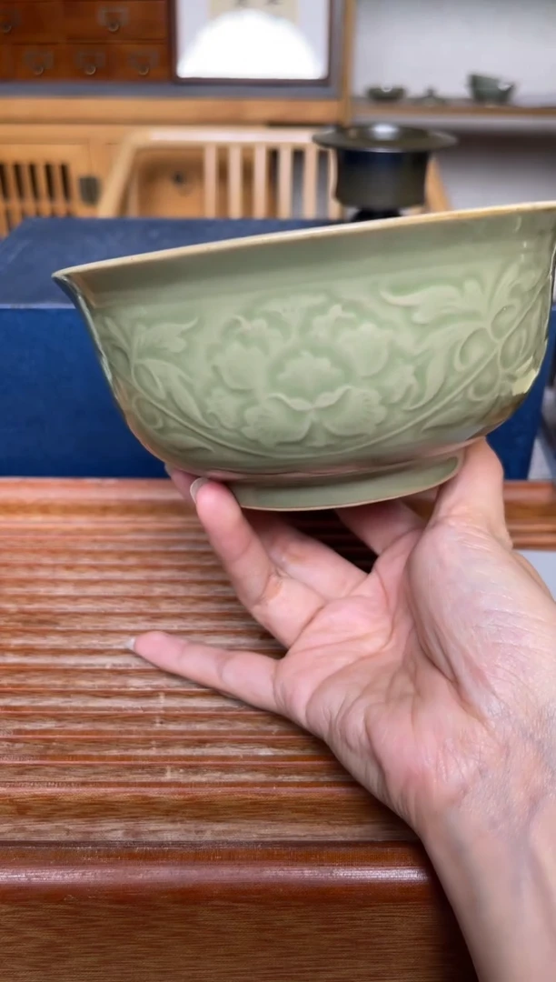 瓷器秘色5.5英寸缠枝牡丹纹碗 微瑕