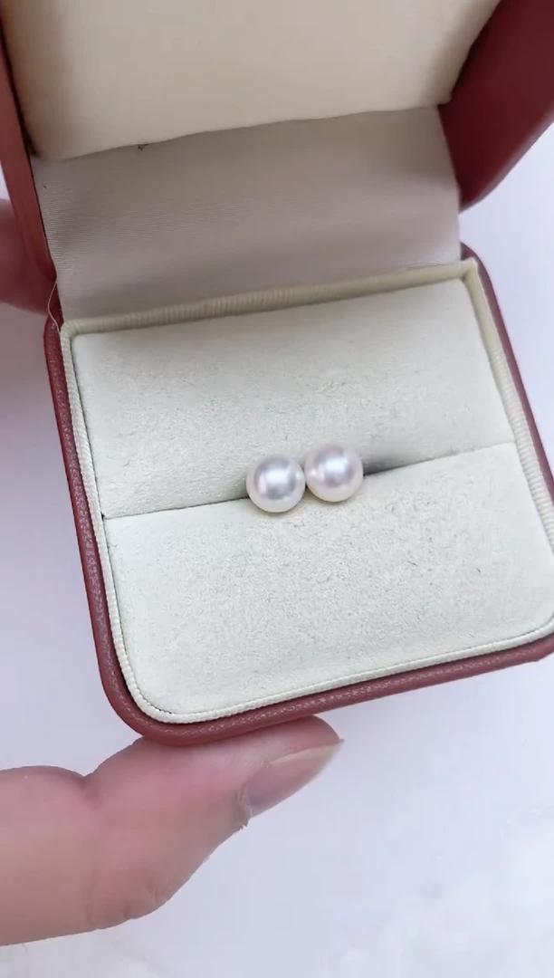 18K金镶嵌海水珍珠耳饰