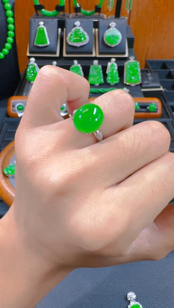 18K金镶嵌戒指翡翠小****市天然A货翡翠