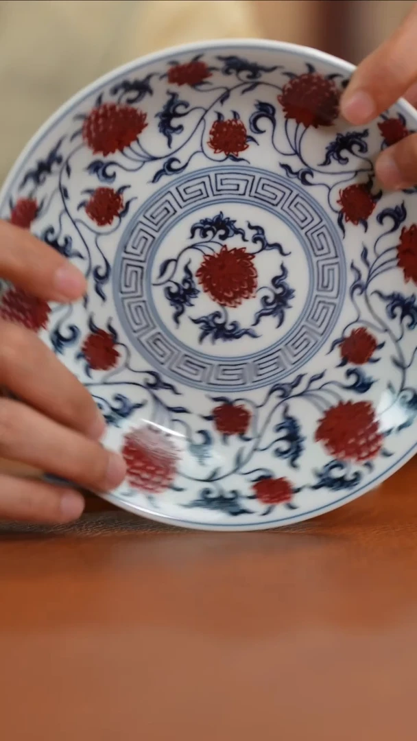 壶承釉里红缠枝壶承