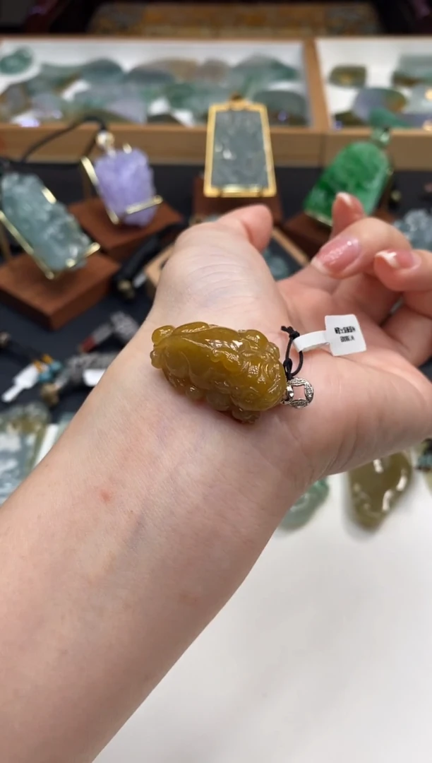 颈饰18K金镶嵌翡翠貔貅