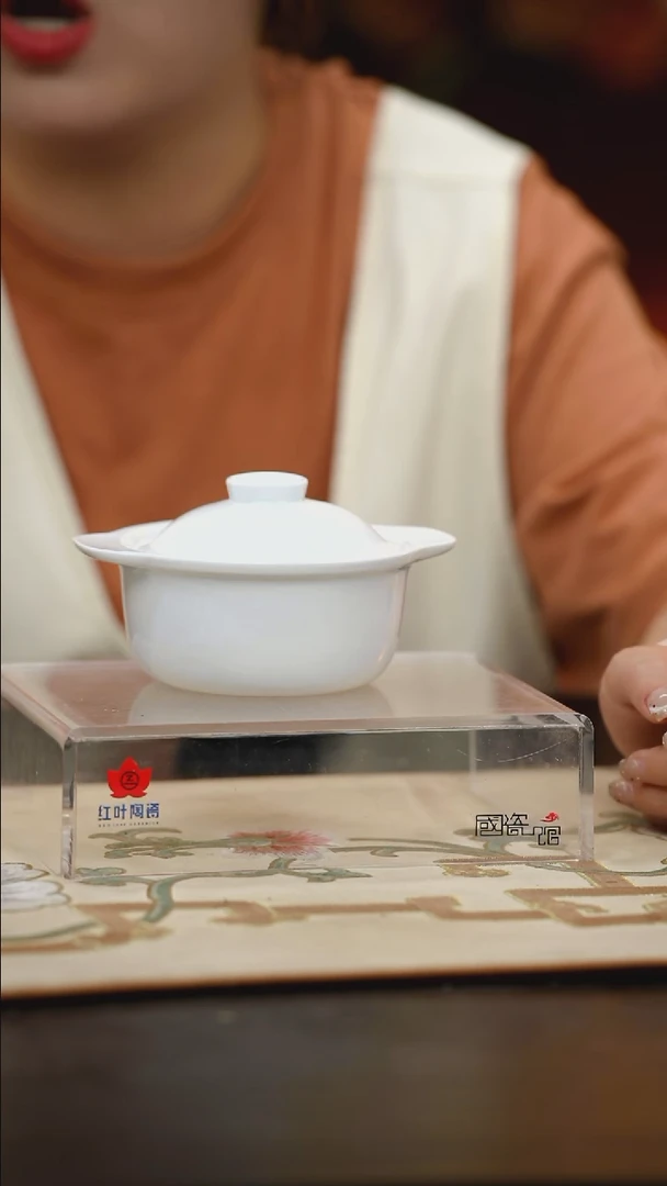 1个微瑕白胎4.5英寸双耳骨盅（带盖）