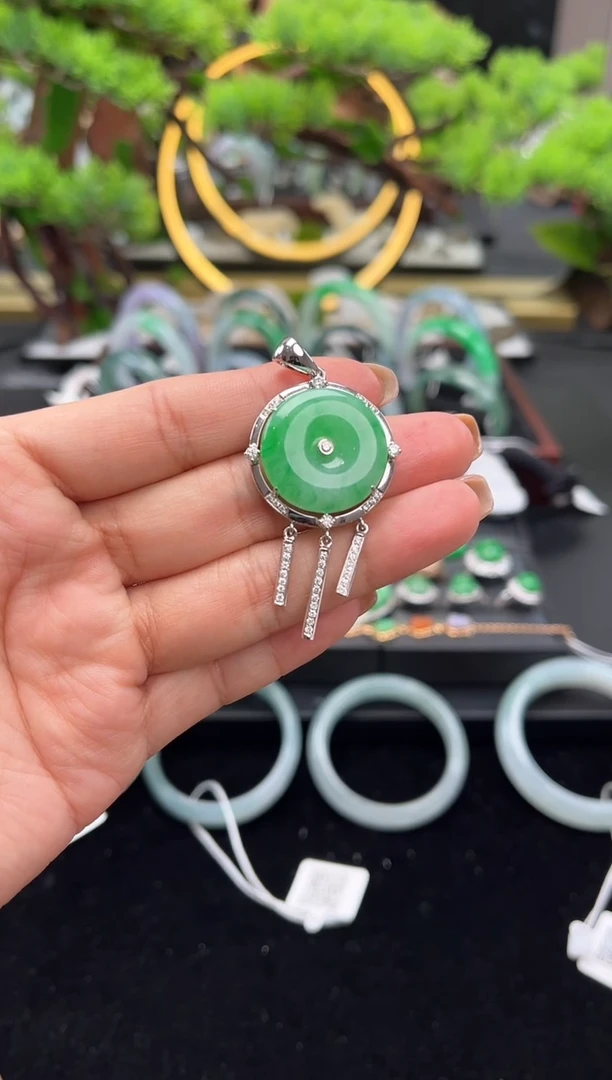 颈饰18K金镶嵌翡翠吊坠