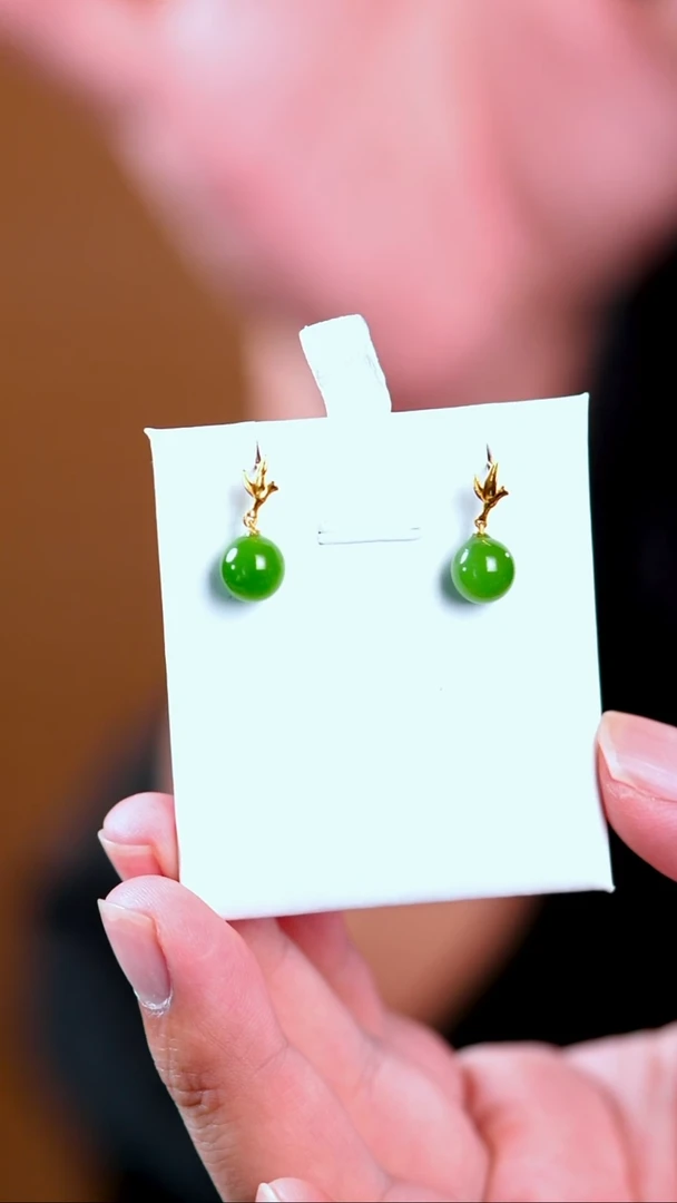 18K金镶嵌和田玉（碧玉）耳钉8mm半孔珠