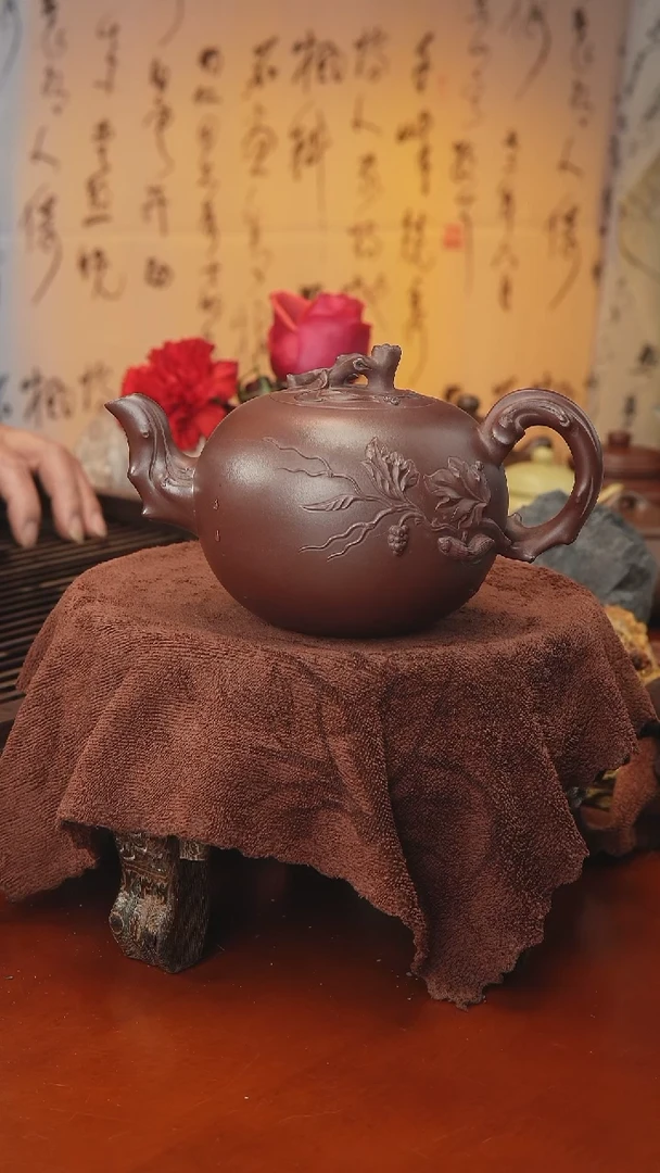 茶壶紫砂松鼠葡萄壶 老紫泥