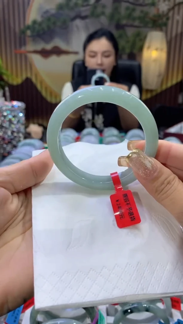 翡翠手镯未镶嵌多人06665