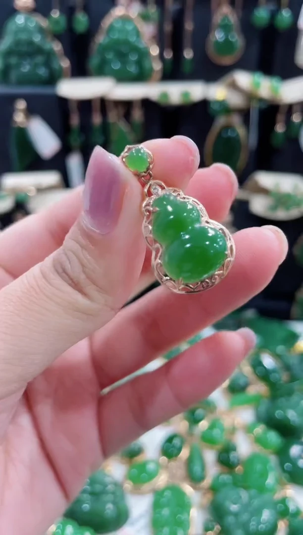 颈饰18K金镶嵌和田玉（碧玉）葫芦