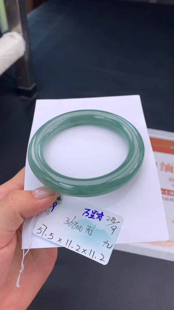 未镶嵌手镯翡翠自带#送人#，联系客服核对地址~