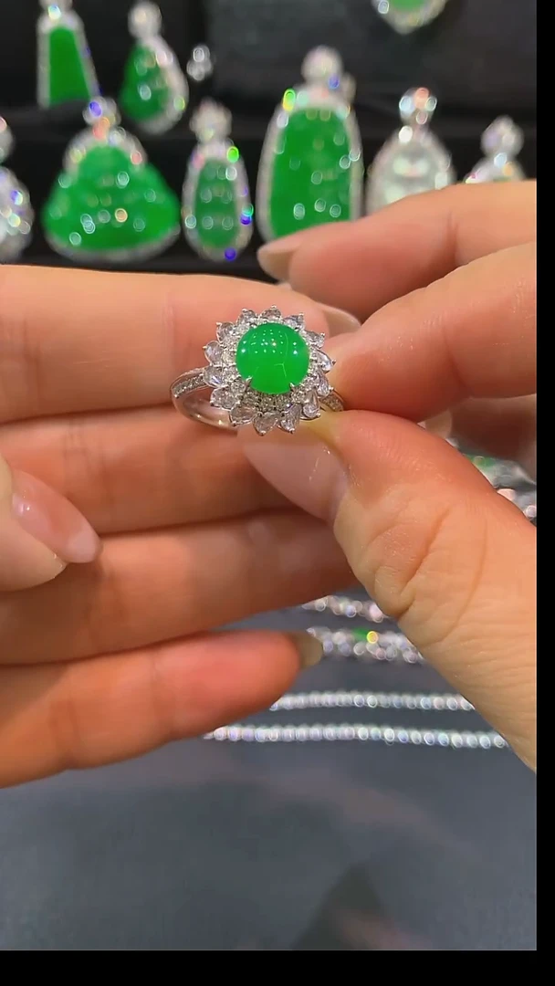 18K金镶嵌戒指翡翠戒指