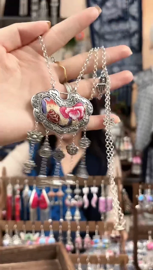 织绣民族风非遗老绣饰品208