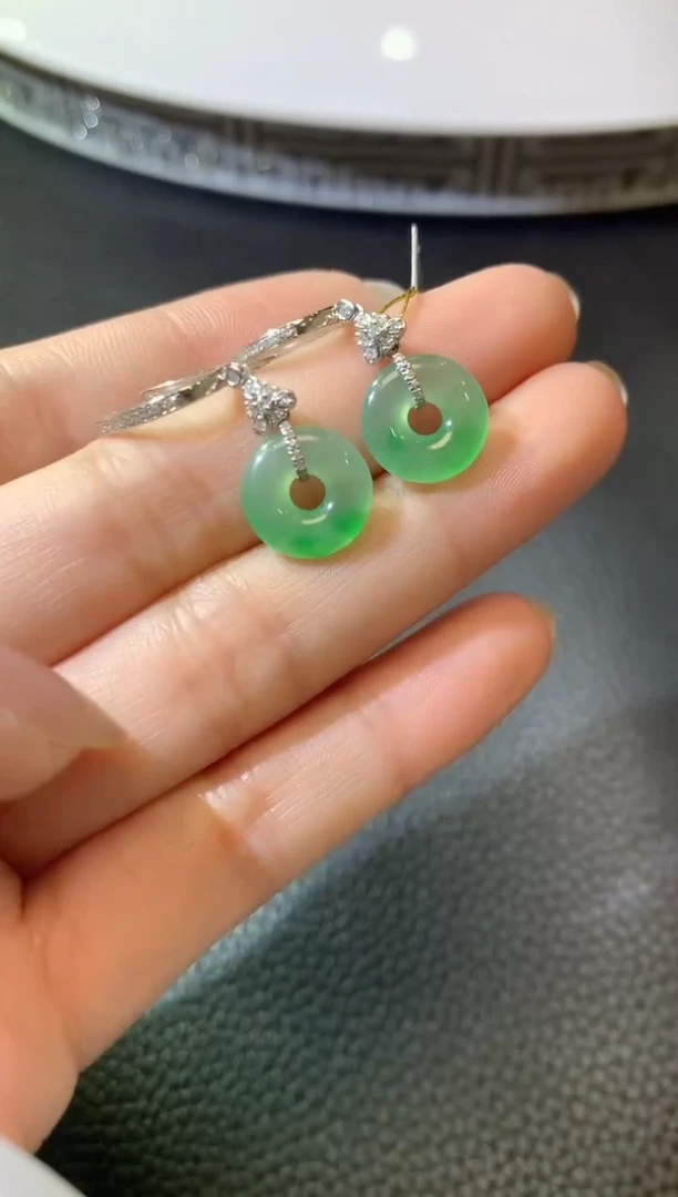 【闪购商品】翡翠吊坠(不含链)18K金镶嵌A68翡翠