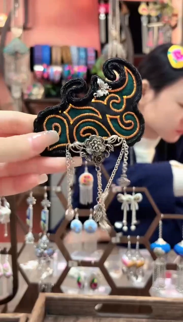 织绣云织谣民族风精美饰品  258