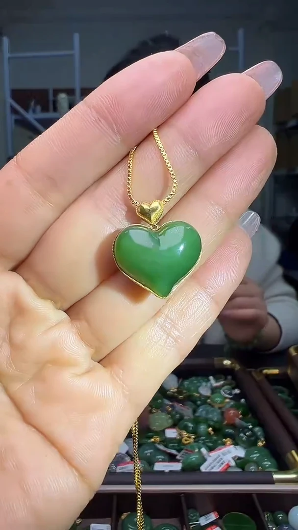 颈饰18K金镶嵌和田玉（多样性发货.发其一)1.03.36