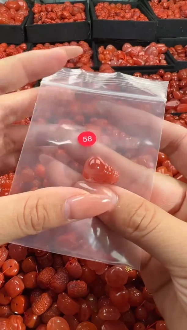 南红玛瑙未镶嵌颈饰1