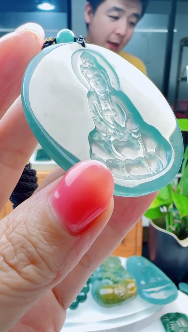 翡翠未镶嵌颈饰多样性发货其中一件