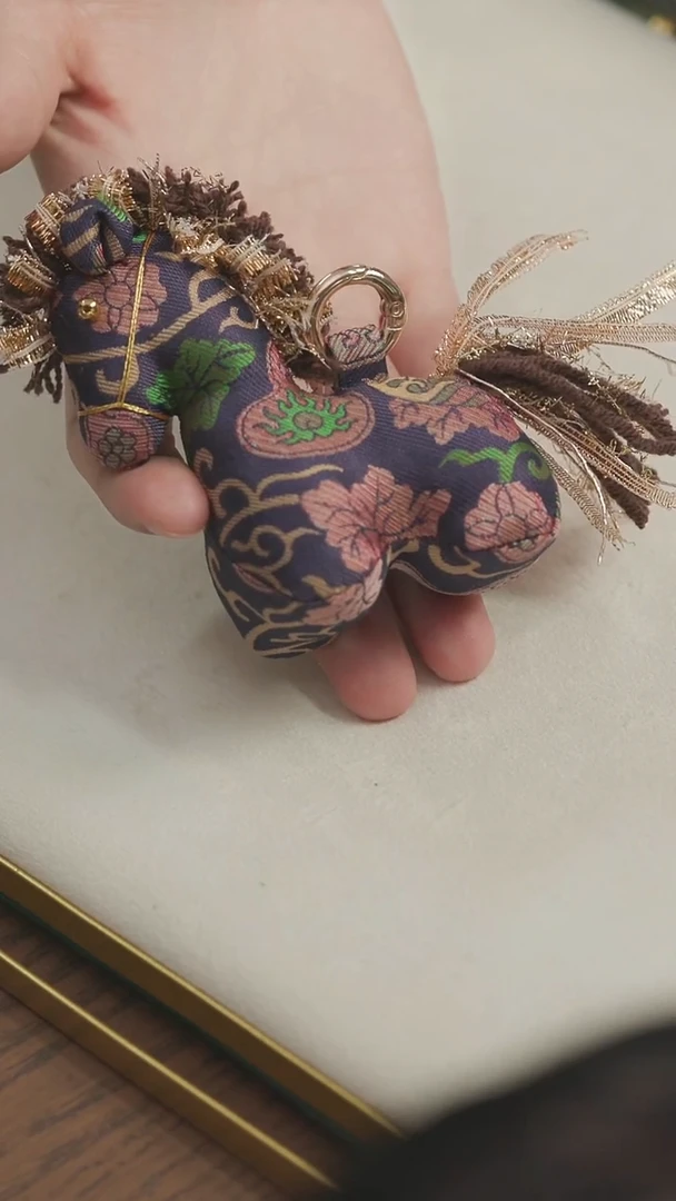 刺绣湘传礼小马挂件