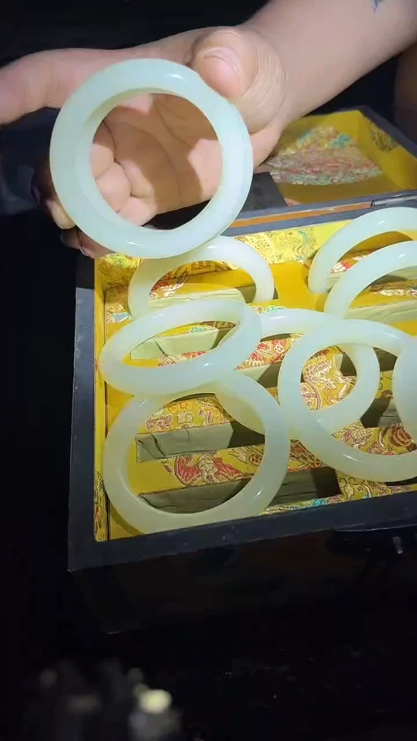 和田玉手镯未镶嵌手镯.1对.扁细.羊油白