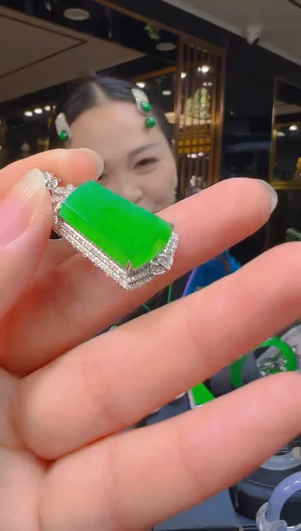 吊坠(赠链)18K金镶嵌翡翠063