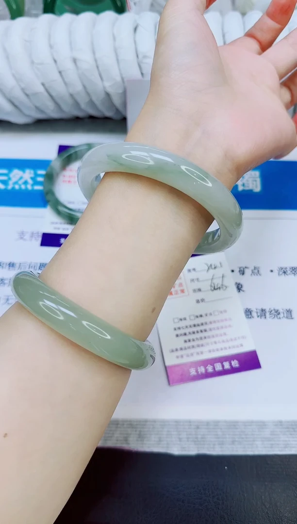 未镶嵌手镯石英质玉241/64.6