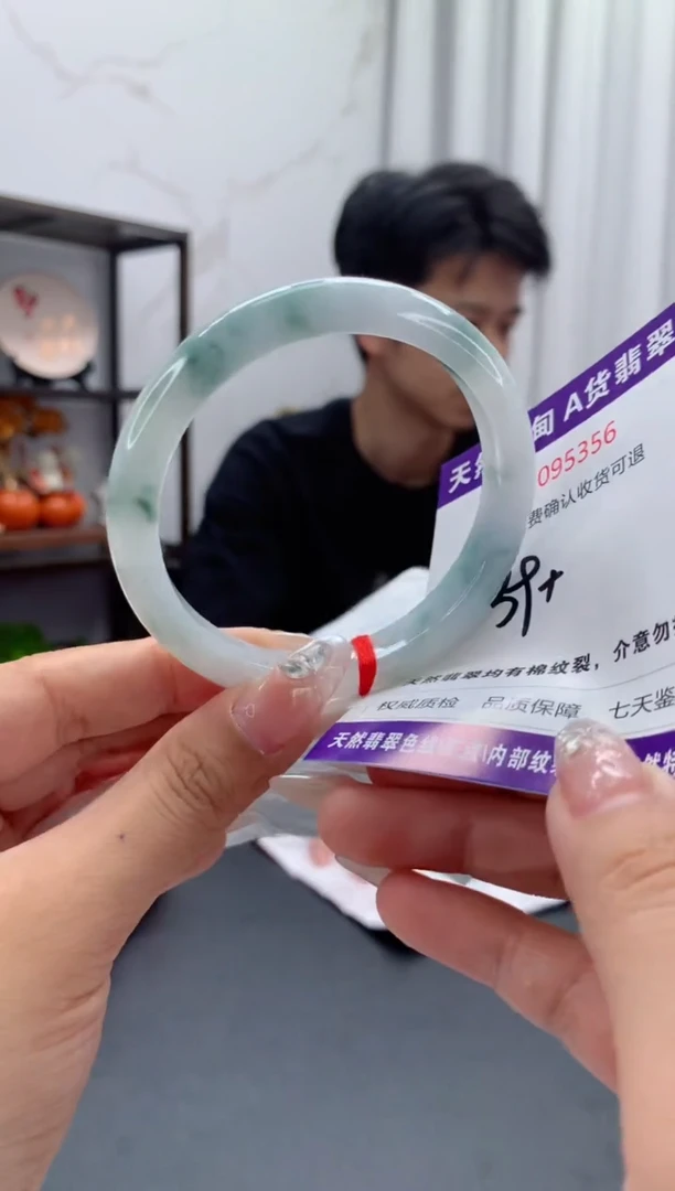 未镶嵌手镯翡翠有纹，完美者勿拍