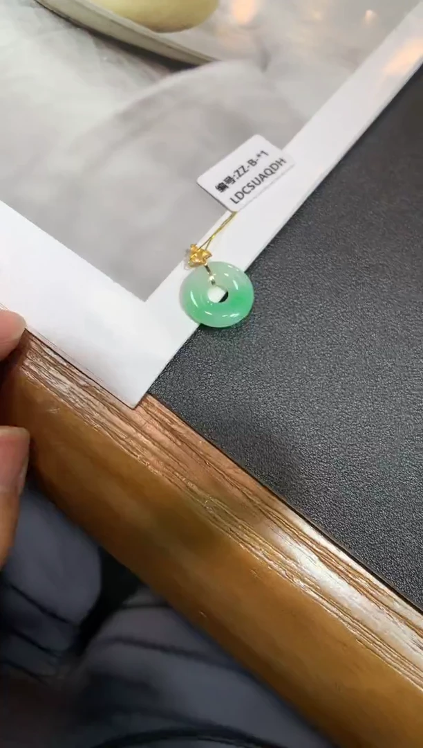 翡翠18K金镶嵌颈饰甜甜圈