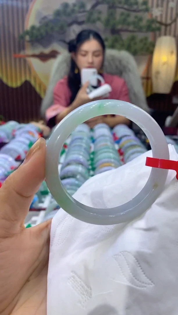 【闪购商品】翡翠手镯未镶嵌多人02018