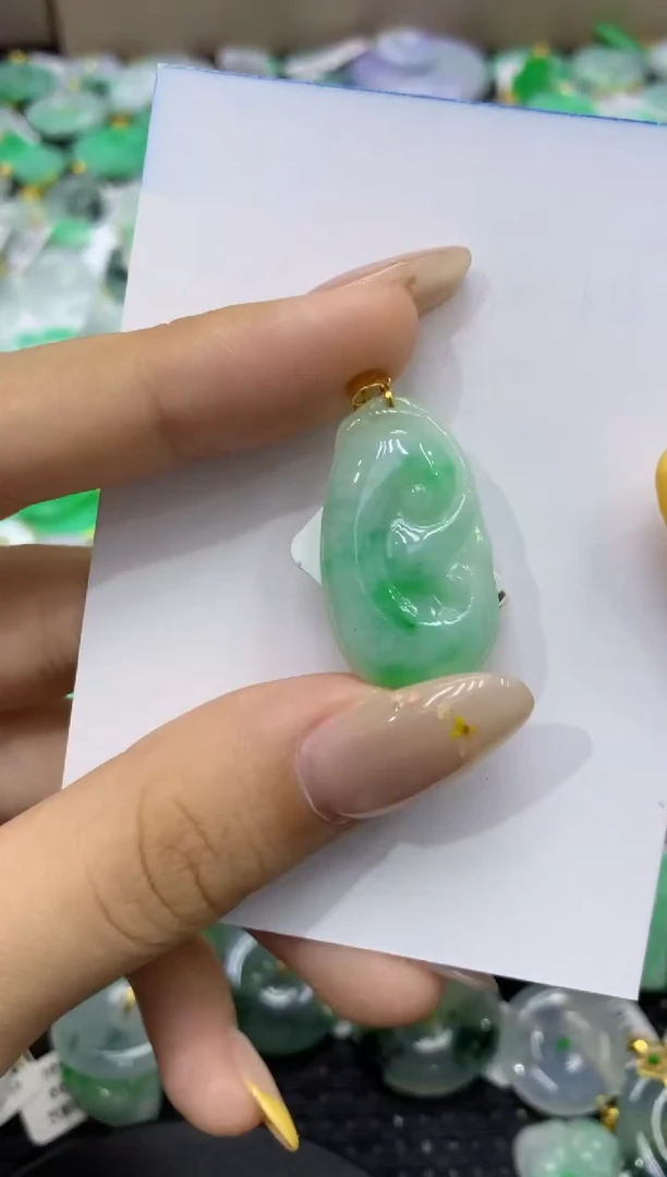 颈饰18K金镶嵌翡翠天然缅甸翡翠A货