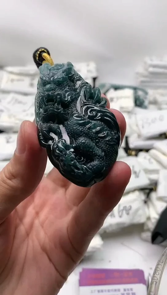 翡翠未镶嵌颈饰龙牌