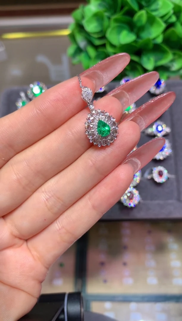 吊坠(不含链)18K金镶嵌祖母绿0.58CT