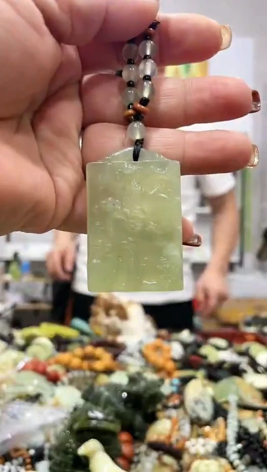 未镶嵌蛇纹石玉吊坠