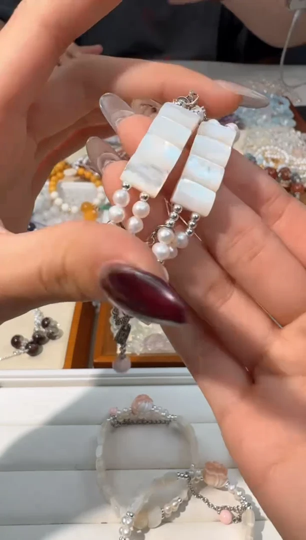 【闪购商品】水晶手链银S925镶嵌K011白贝手牌女王花花款