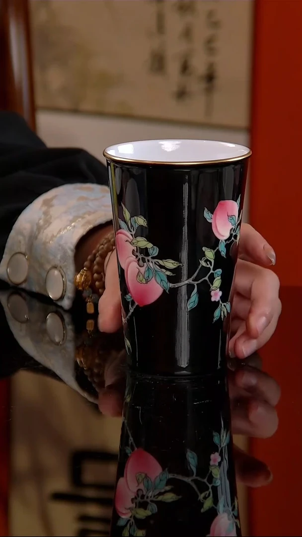 悟陶黑地粉彩五桃可乐杯