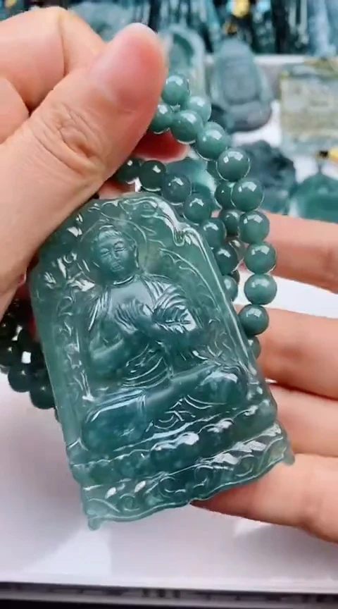 翡翠未镶嵌颈饰            一套