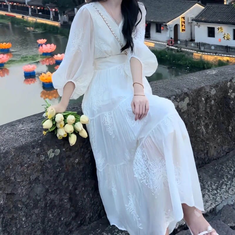 时尚气质V领白色连衣裙女装初秋新款度假风法式温柔泡泡袖长裙子