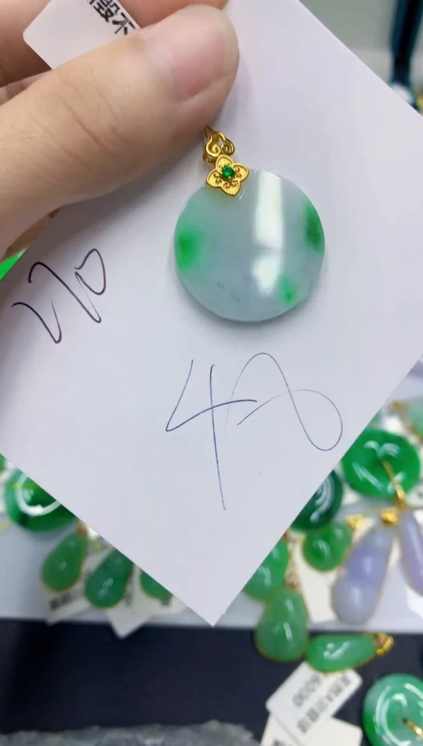 翡翠挂件未镶嵌翡翠