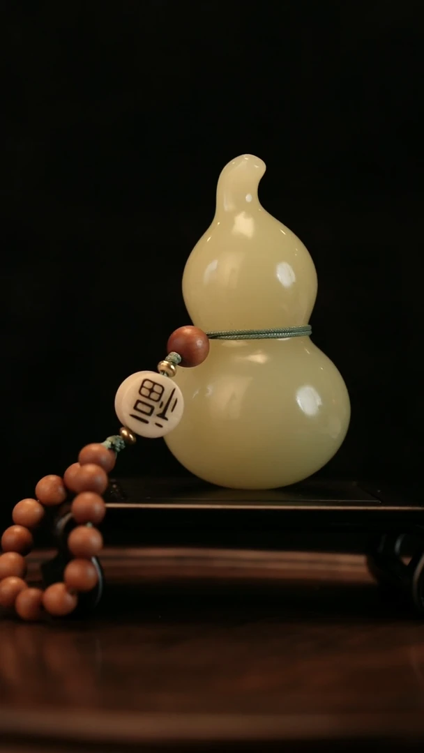 云南石竹叶青雕刻：手捻福禄