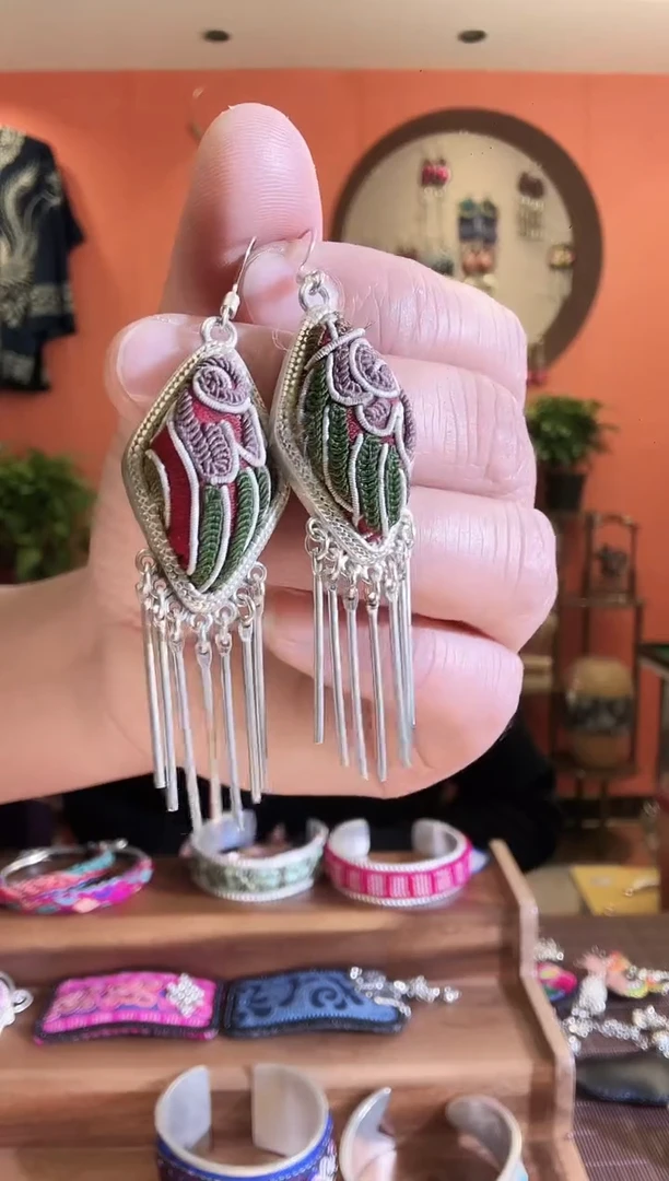 织绣手工老绣苗绣刺绣首饰123