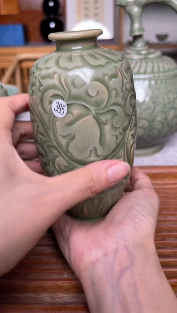 瓷器385橄榄绿刻花梅瓶