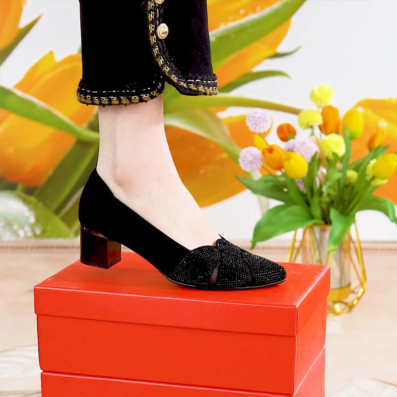 水晶蝶2025新款时尚春季百搭粗跟高跟尖头浅口中跟跟鞋黑色低跟鞋