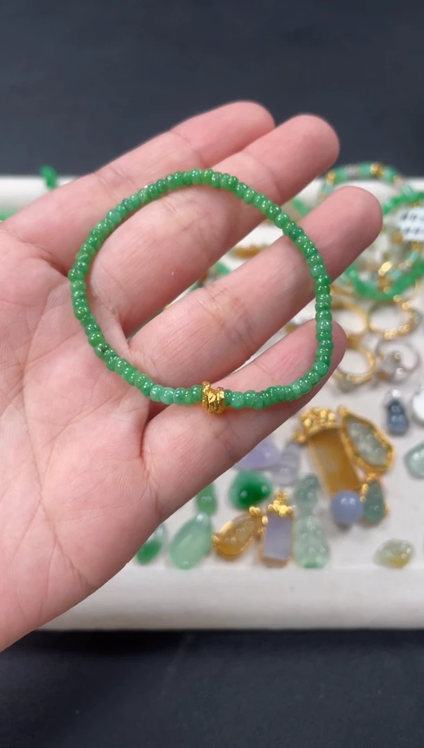 翡翠足金镶嵌套链一条   P362