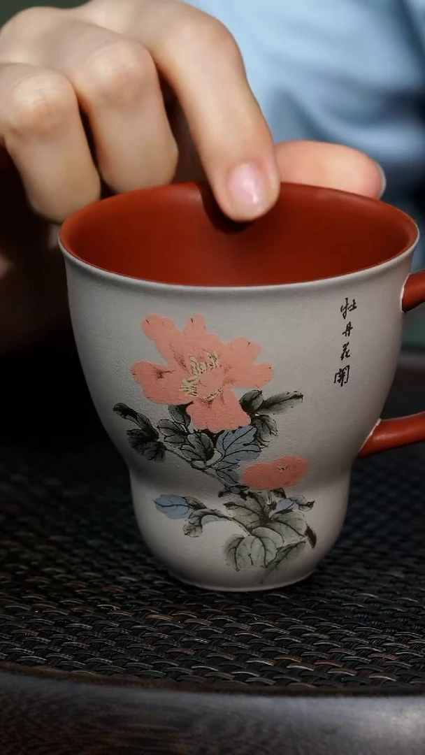 紫砂双色绘牡丹带把主人杯