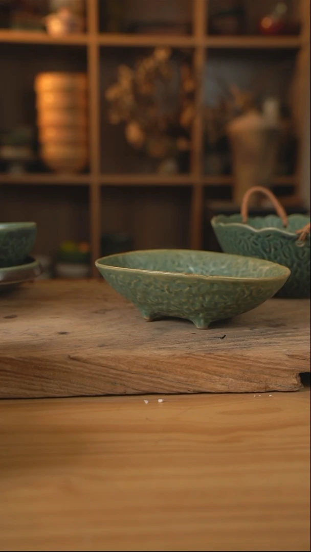 荷叶绿色的8英寸四足垂纹深盘