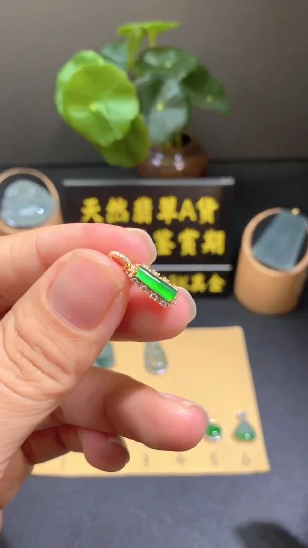 颈饰18K金镶嵌翡翠翡翠A货