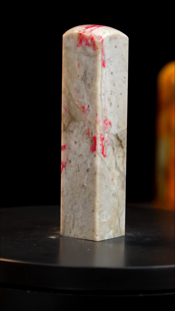 昌化石牛角冻鸡血石