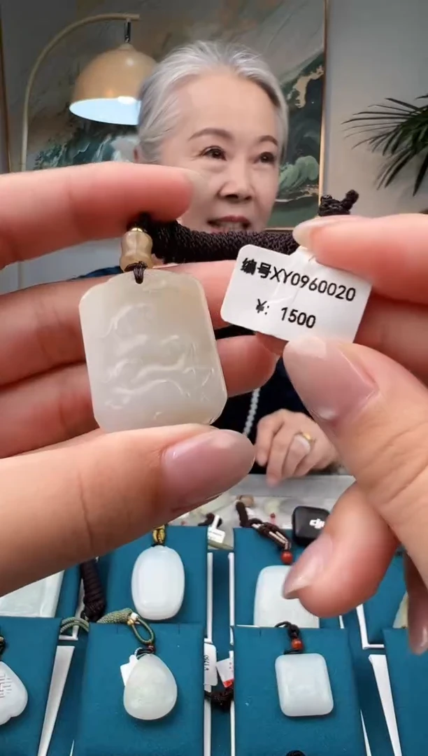 颈饰未镶嵌和田玉吊坠 XY
