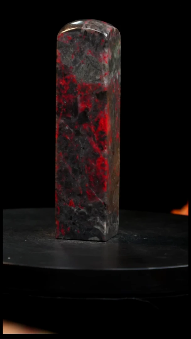 鸡血石牛角鸡血石