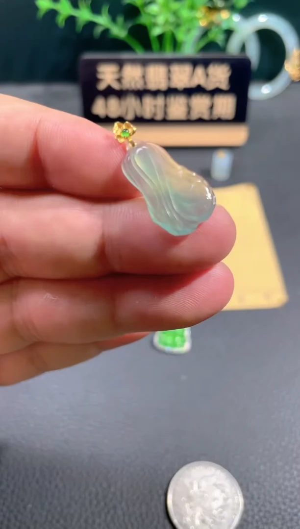 翡翠18K金镶嵌颈饰翡翠