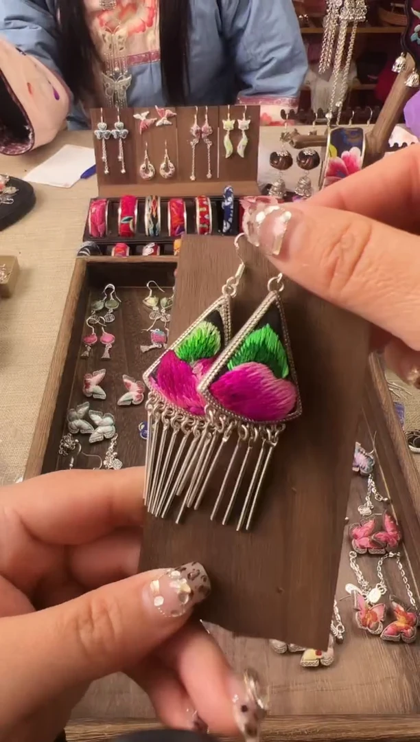 【闪购商品】织绣民族风老绣饰品049