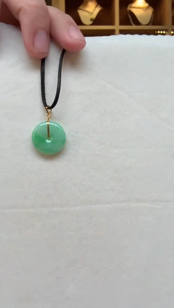 颈饰18K金镶嵌翡翠挂件